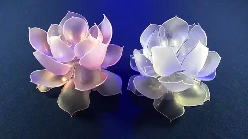 Neste Novo Vídeo Passo a Passo Você vai Aprender Fazer um Artesanato Com Garrafa Pet Belas Flores de Plástico Reciclado - Passo a Passo DIY